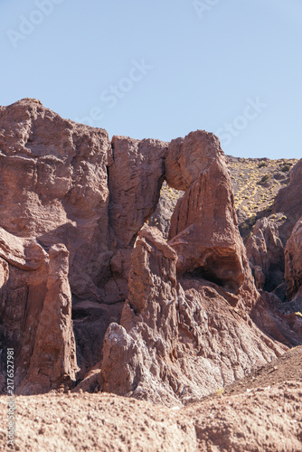 Cuadro en lienzo Arid landscape displaying a natural rock arch formation within the vibrant, colo