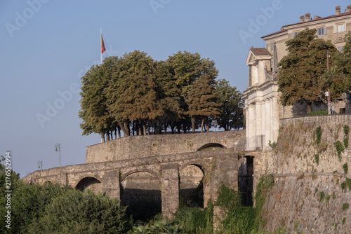 MURA VENEZIANE DI BERGAMO ALTA CON PORTA SAN GIACOMO E VIADOTTO, LOMBARDIA, ITALIA