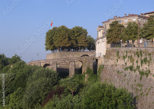 MURA VENEZIANE DI BERGAMO ALTA CON PORTA SAN GIACOMO E VIADOTTO, LOMBARDIA, ITALIA