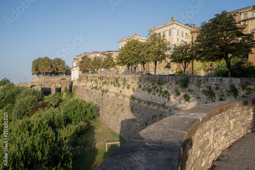 MURA VENEZIANE DI BERGAMO ALTA CON PORTA SAN GIACOMO E VIADOTTO, LOMBARDIA, ITALIA