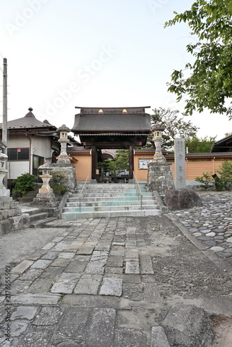 Obraz na płótnie 飯坂温泉にある常泉寺の山門と参道（福島県福島市）