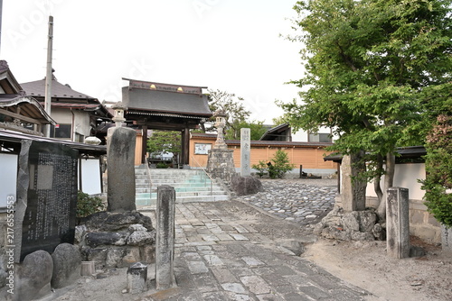 Obraz na płótnie 飯坂温泉にある常泉寺の山門と参道（福島県福島市）