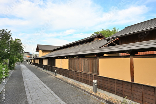 Obraz na płótnie 旧堀切邸の木造の門と続く塀（福島県福島市）