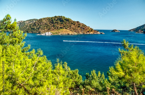 Historisches Farbfoto einer Meeresbucht mit Boot und Nadelbäumen im Vordergrund in der Nähe von Marmaris, Westtürkei, 13.Mai 2003
