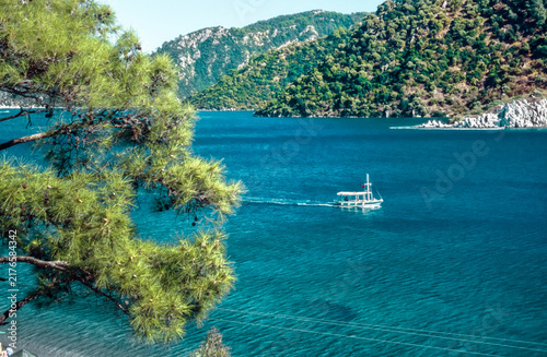 Historisches Farbfoto einer Meeresbucht mit Boot und Nadelbäumen im Vordergrund in der Nähe von Marmaris, Westtürkei, 13.Mai 2003