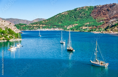 Historisches Farbfoto einer Meeresbucht mit ankernden Segelbooten in der Nähe von Marmaris, Westtürkei, 13.Mai 2003
