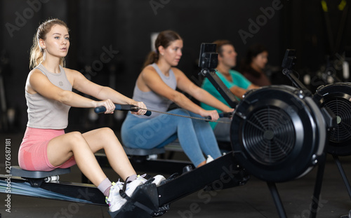 Obraz na plátně Focused woman doing high intensity endurance training in Crossfit training