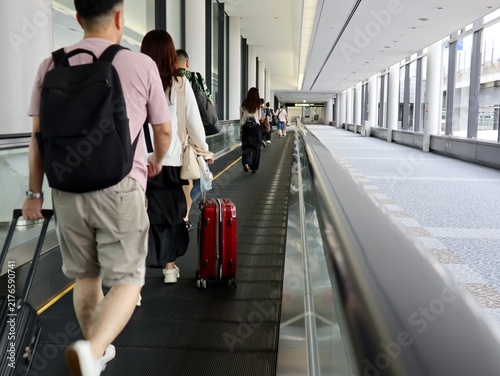 Canvastavla 福岡空港の動く歩道を移動する旅行者｜旅行・航空・観光の商用素材
