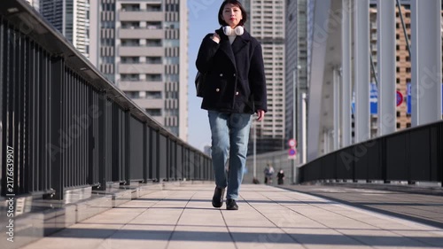 歩道を歩く女性のフィックスショット