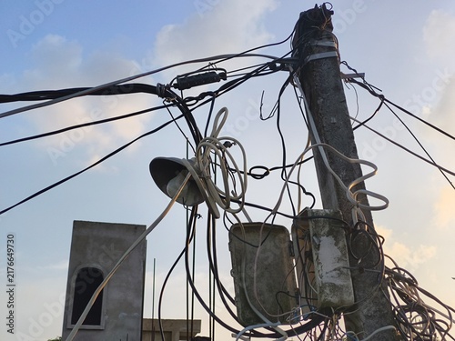 Cuadro en lienzo Messy tangled electrical wires and open junction box on electric pole