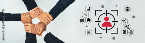 Foto This image illustrates a harmonious collaboration concept, showcasing hands joining together, symbolizing teamwork and support in a modern business environment