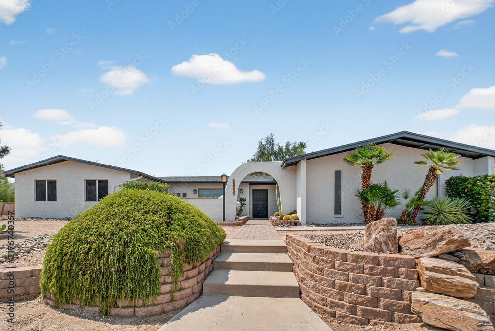 Naklejka premium Desert modern home with stone landscaping