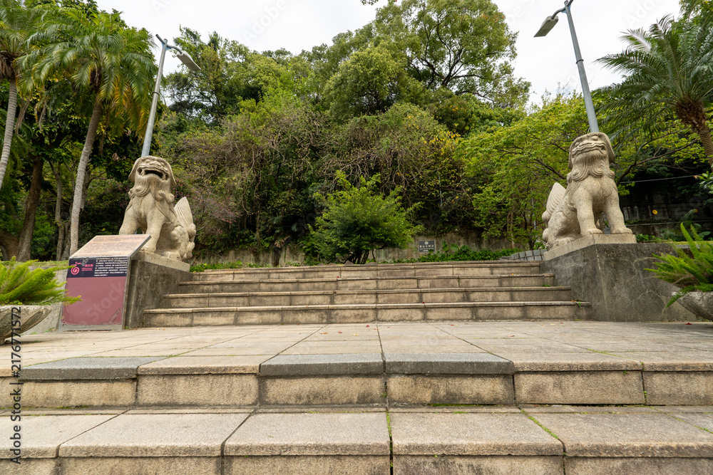 Obraz premium Lush Green Hiking Path on Section 5 of the Taipei Grand Trail in Neihu, Taiwan