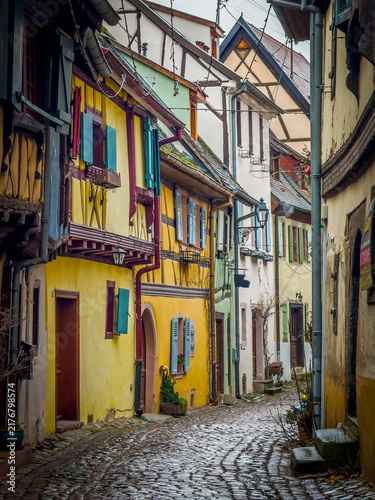 Foto Eguisheim village street with colorful half timbered houses