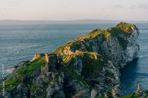 Foto Kinbane Castle ruins on a narrow limestone headland above the Atlantic coast nea