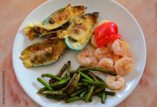 Jakobsmuscheln, Garnelen und gegrillte Grüne Bohnen