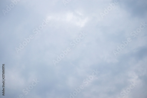 Fotografie fluffy white clouds building up in the light blue sky