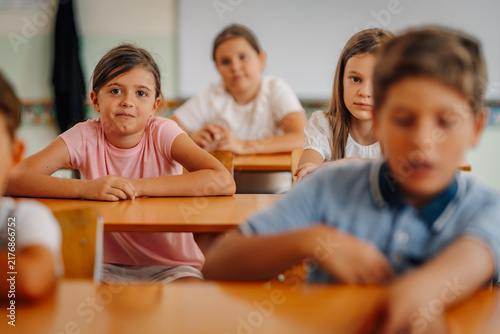 Foto Students learning in elementary school classroom