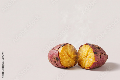 Obraz na płótnie 割ると湯気が立つ焼き芋の断面 秋の味覚さつまいものイメージ