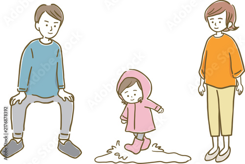 水たまりで遊ぶ女の子と見守る家族