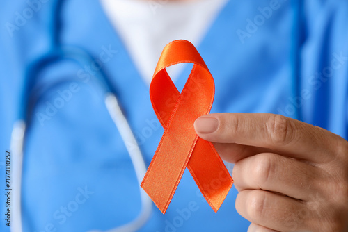Foto Multiple sclerosis awareness and healthcare support, doctor holding orange ribbo