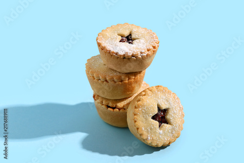 Canvastavla Tasty Christmas mince pies on blue background