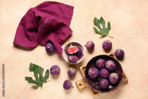 Quadro su tela Bowls with fresh ripe figs on beige background