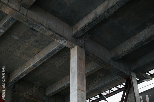 Obraz na plátně The structure shows exposed concrete beams and support columns in an unfinished building space