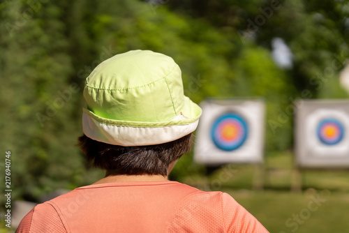 Canvastavla Person wearing bucket hat concentrating on archery target during practice sessio