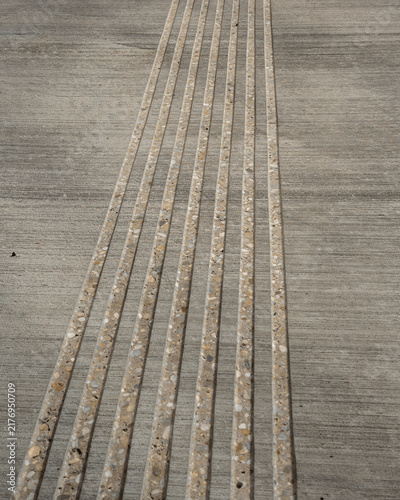 Fotografie Betonoberfläche mit Leitstreifen