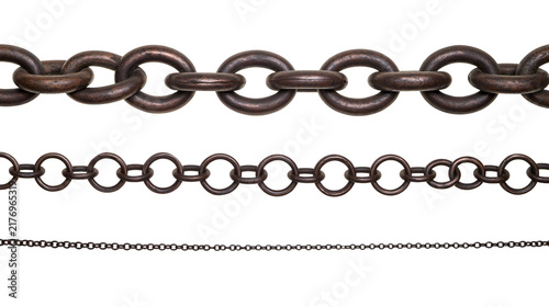 Foto Three horizontal metal chains of varying link sizes and thicknesses