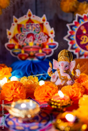 Foto Ganesha idol celebrating Diwali Hindu festival with diya lights