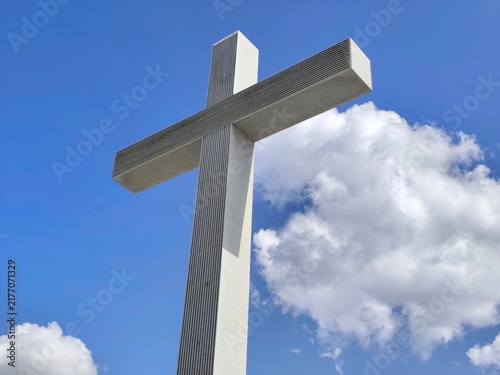 Fotografía Low angle view of the modern white granite Papal Cross monument rising against a bright blue summer sky in Piłsudski Square, Warsaw, Poland