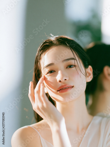 Tapety artystyczne 健康的で肌のきれいなナチュラル美人女性