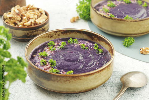 Foto Red cabbage cream soup - traditional dish of Norwegian cuisine