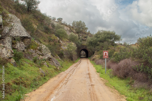 Túnel de la vía verde del Guadiana junto a la aldea del Puerto de la Laja en Huelva, España. Túnel en el antiguo camino del ferrocarril de mineral, hoy en día usado para senderismo y cicloturismo.