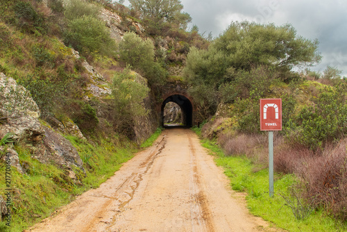 Túnel de la vía verde del Guadiana junto a la aldea del Puerto de la Laja en Huelva, España. Túnel en el antiguo camino del ferrocarril de mineral, hoy en día usado para senderismo y cicloturismo.
