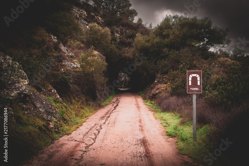 Túnel de la vía verde del Guadiana junto a la aldea del Puerto de la Laja en Huelva, España. Túnel en el antiguo camino del ferrocarril de mineral, hoy en día usado para senderismo y cicloturismo.