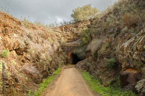 Túnel de la vía verde del Guadiana junto a la aldea del Puerto de la Laja en Huelva, España. Túnel en el antiguo camino del ferrocarril de mineral, hoy en día usado para senderismo y cicloturismo.