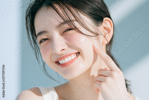 Naklejka 爽やかで透明感のある美しい肌の笑顔の女性