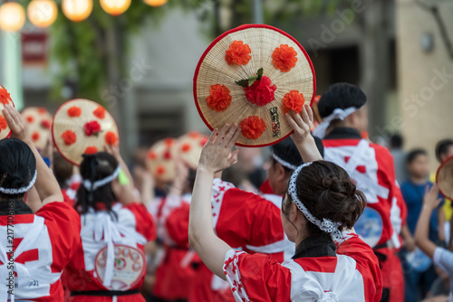 華やかな山形花笠祭りの夏祭り風景