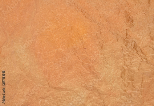 Braunes zerknittertes Backpapier als Hintergrund