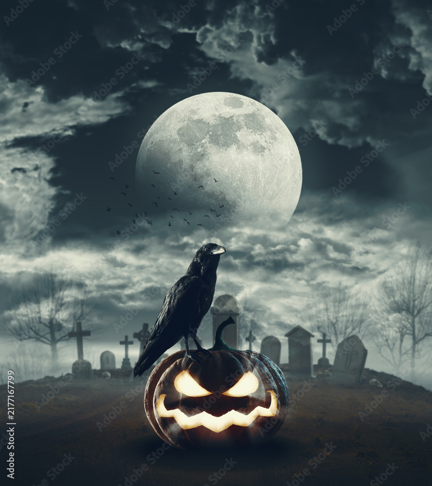 Naklejka premium Halloween pumpkin and spooky crow
