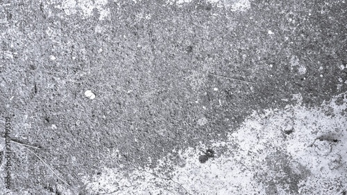Foto Weathered concrete surface with rough grain, cracks, stains, and natural tonal variation in monochrome black and white, ideal for industrial texture and background designs