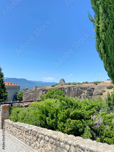 Fotografía A journey on a sunny day along the ancient cobblestones admiring and marveling at the buildings of the monasteries on the rocks of Meteora