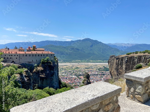 Fotografía A journey on a sunny day along the ancient cobblestones admiring and marveling at the buildings of the monasteries on the rocks of Meteora