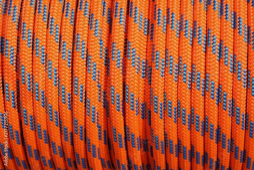 Konstfotografi Vue rapprochée d'une corde marine orange et bleue enroulée offrant un motif répé