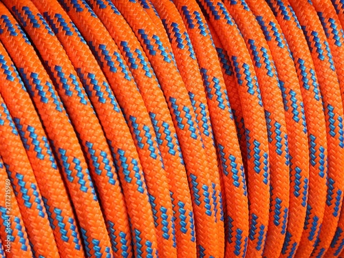 Fotografía Vue rapprochée d'une corde marine orange et bleue enroulée offrant un motif répé