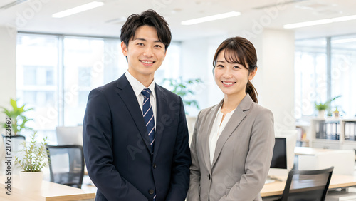 アジア人会社員男女イメージ01