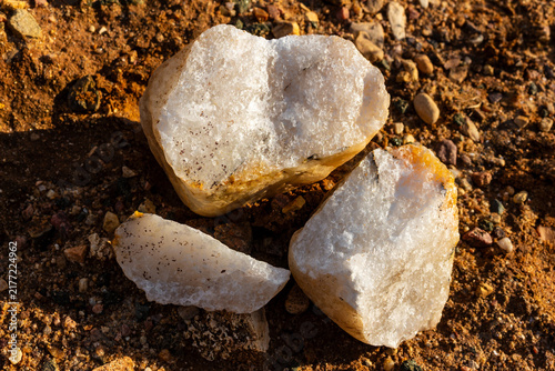 Quadro su tela Broken white vein quartz boulders with sparkling sugary texture laying on rustic
